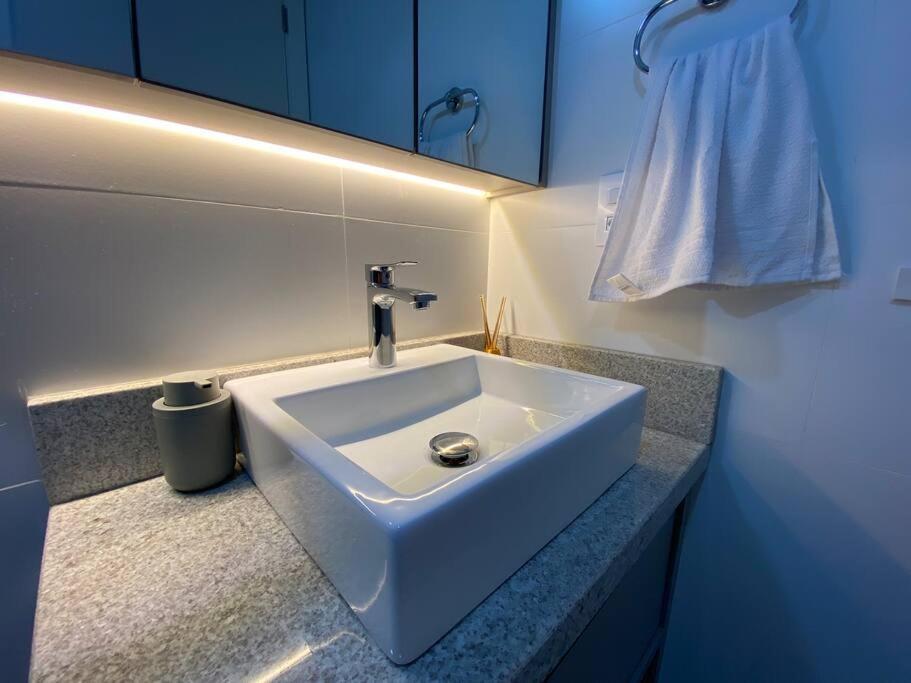 Apartamento Ar Condicionado Com Garagem Coberta A 800m Do Mar